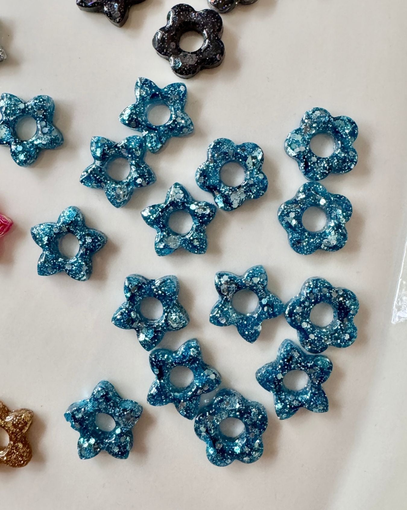 Mini créoles fleurs Tiare - bleu céleste