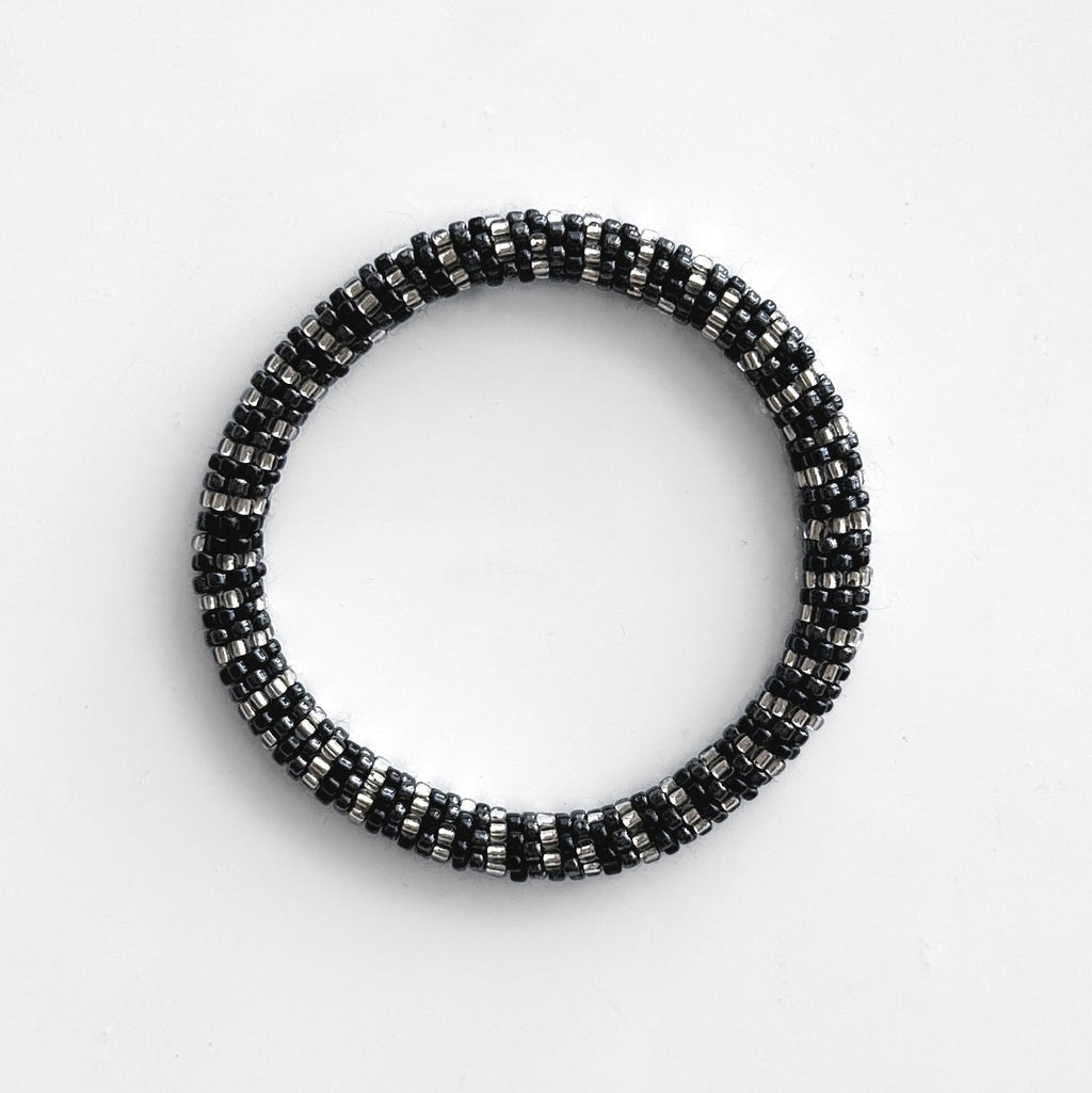 Bracelet népalais #60 (gris foncé et silver)