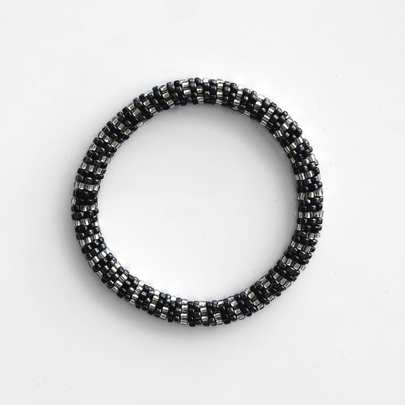 Bracelet népalais #60 (gris foncé et silver)