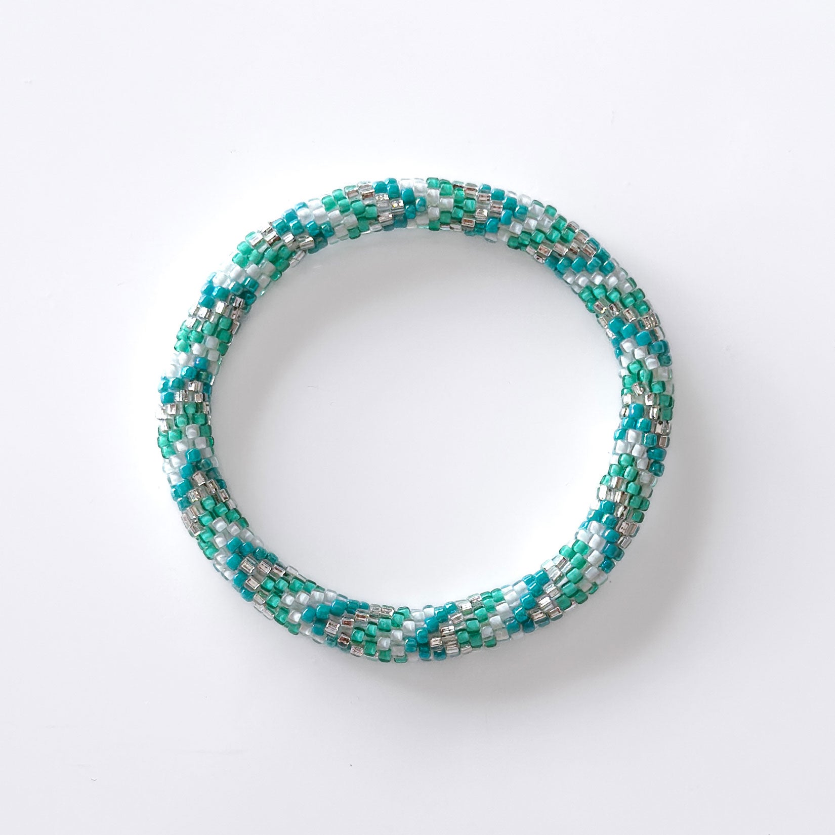 Bracelet népalais #69 (vert, blanc et argenté)