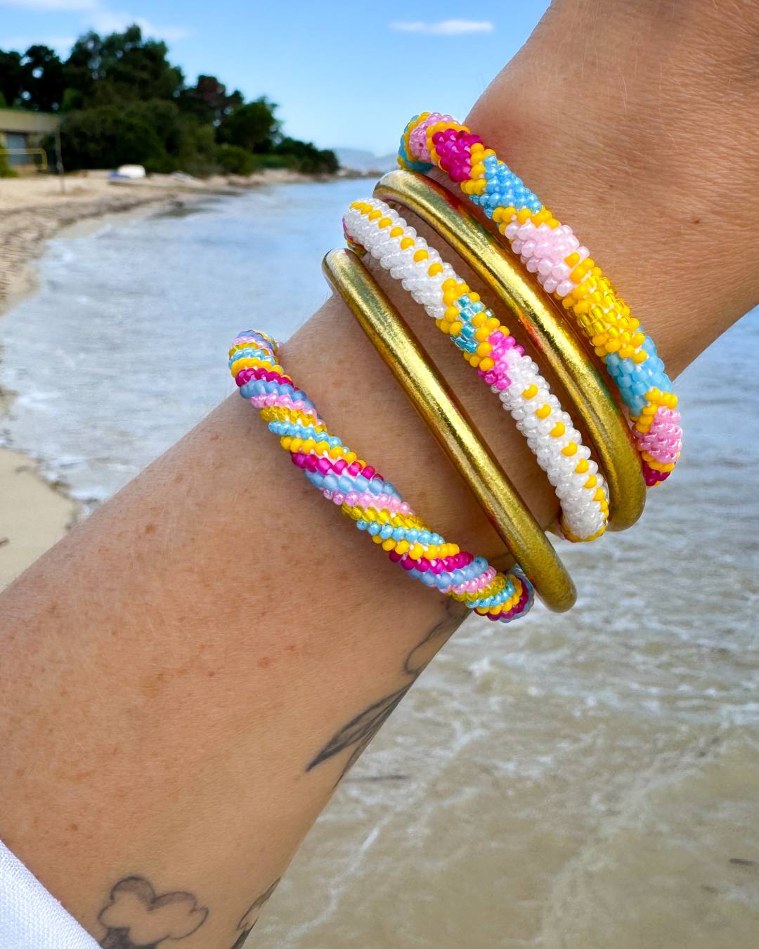 Bracelet népalais #124 (blanc, jaune et rose)