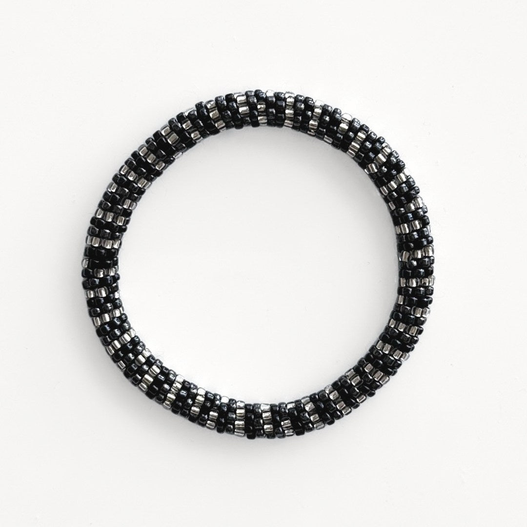 Bracelet népalais #60 (gris foncé et argent)