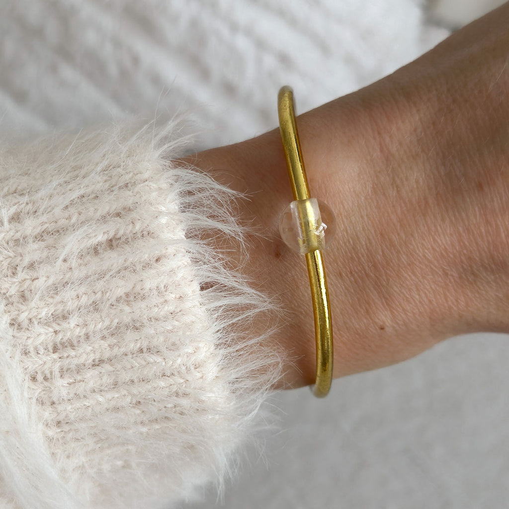 Jonc bouddhiste precious - light gold & quartz blanc