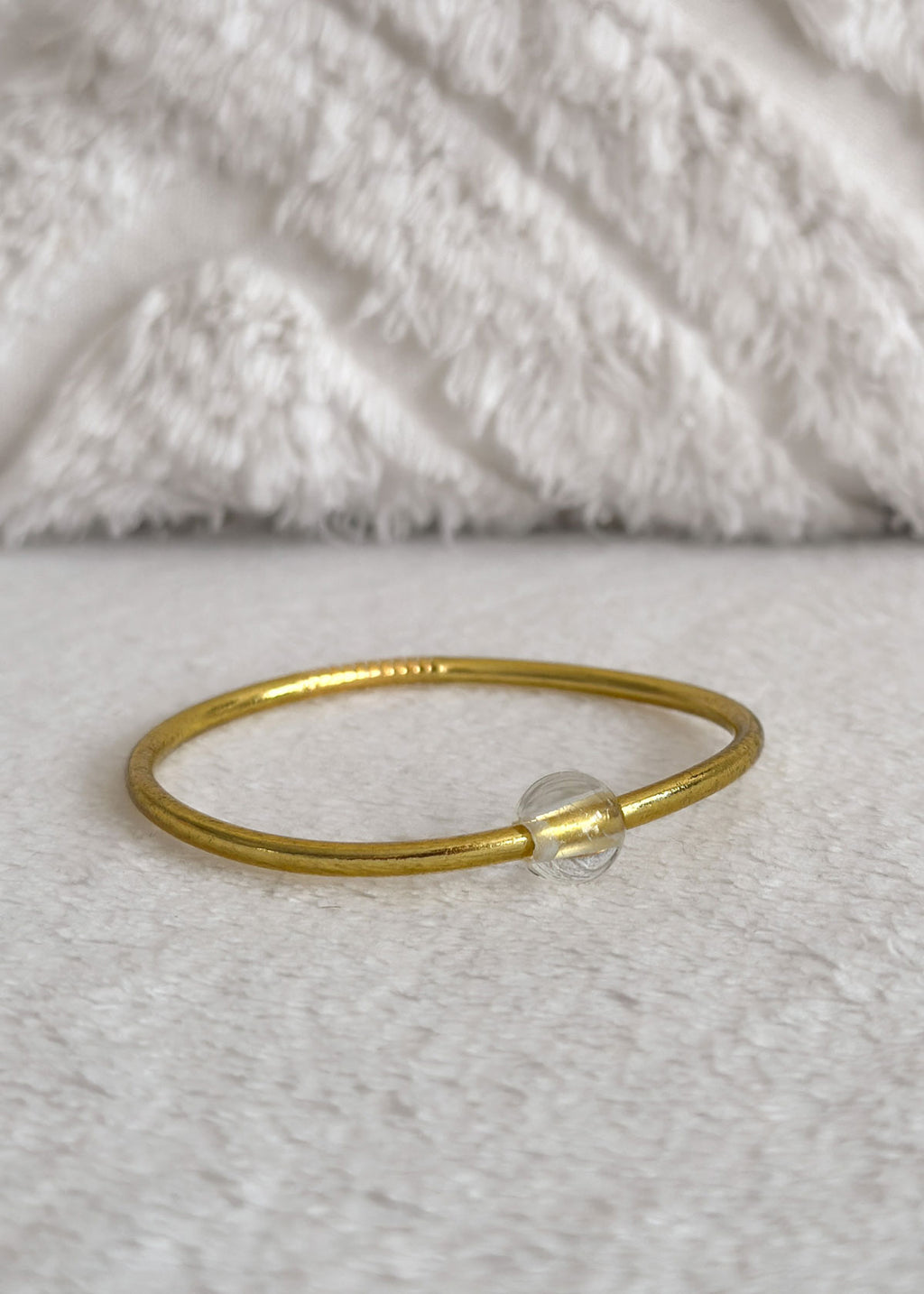 Jonc bouddhiste precious - light gold & quartz blanc