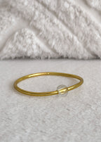 Jonc bouddhiste precious - light gold & quartz blanc
