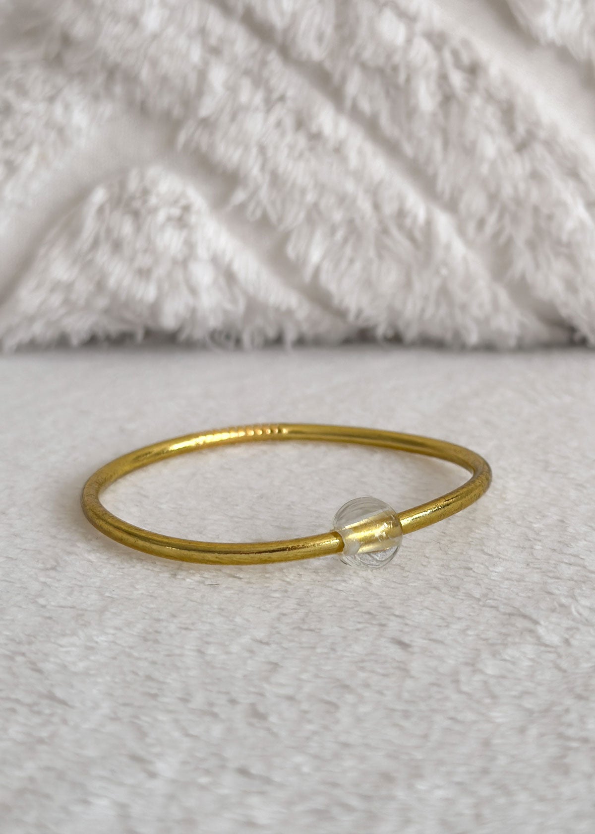 Jonc bouddhiste precious - light gold & quartz blanc
