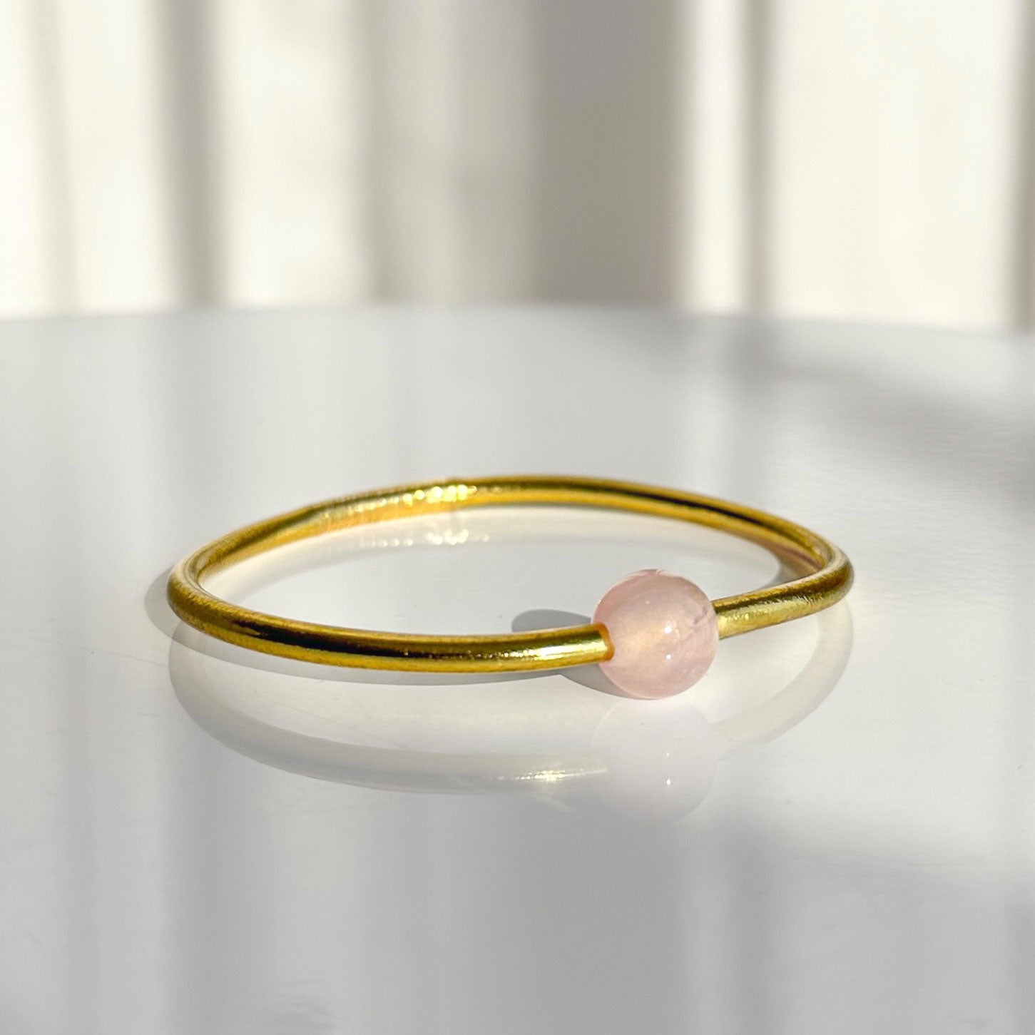 Jonc bouddhiste precious - light gold & quartz rose