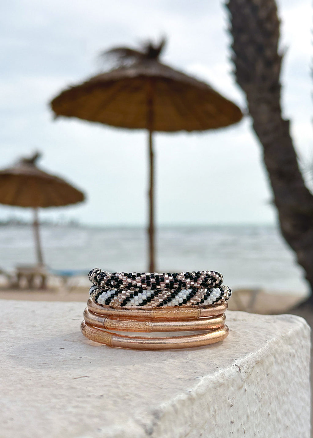 Lot joncs bouddhistes et bracelets népalais - champagne